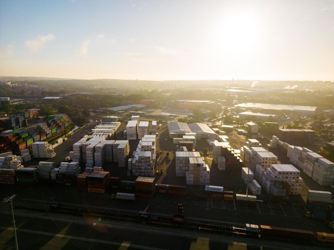 夕陽下的物流倉庫 夕陽下的物流倉庫