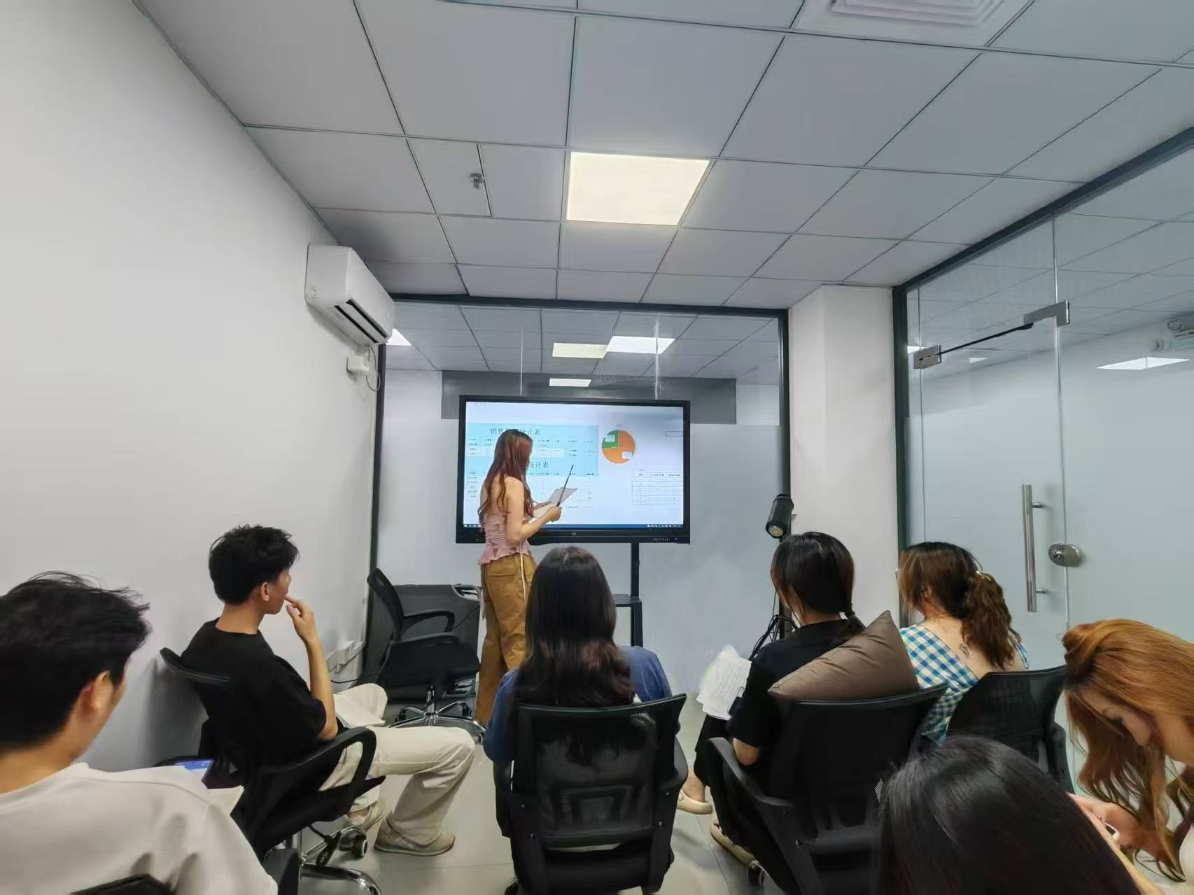 工作人員正在接受專業培訓 工作人員正在接受專業培訓